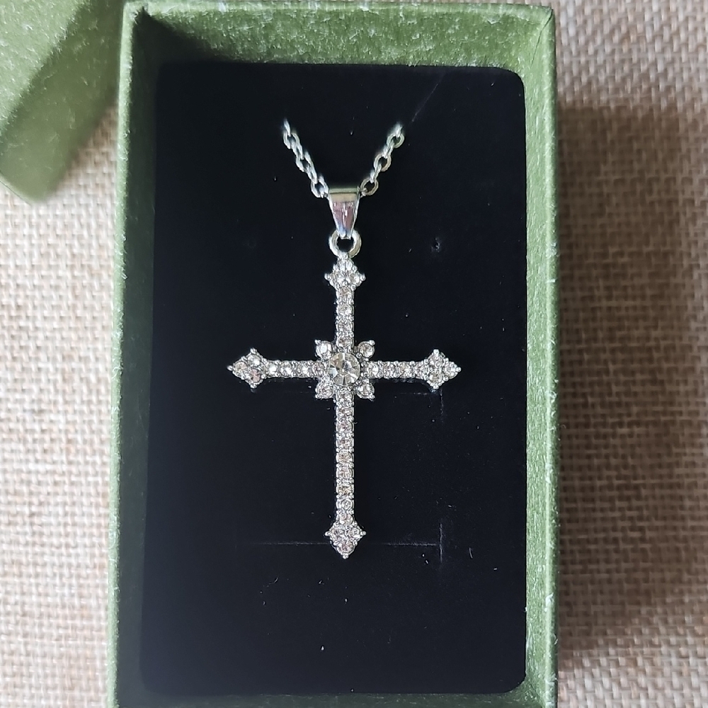 NIB Dazzling Silver Tone Cross Pendant Necklace With Glittering Rhinestones - Picture 2 of 7